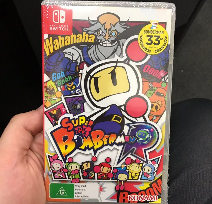 De Super Bomberman R game box art zoals deze in de winkels gaat liggen